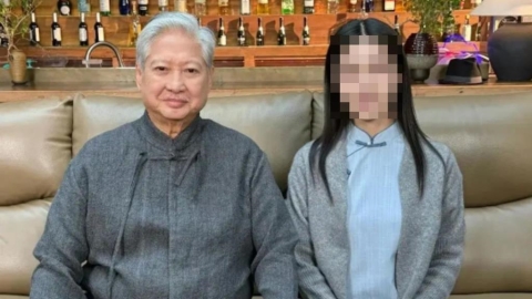 捕獲野生洪金寶！攜全家暢遊杭州古鎮　61歲港姐妻「素顏真面目」曝光網驚艷