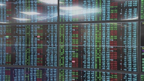 盤中驚崩近千點!台股終場下跌667點 台積電跌10元、收2415元