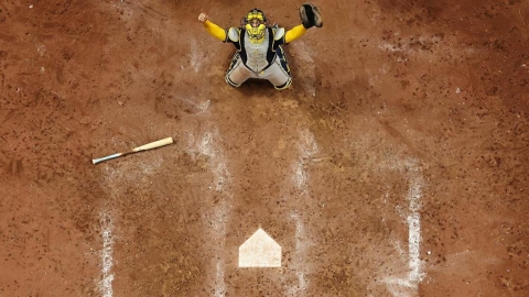 MLB/年度最佳照片!世界大賽MVP「跪地謝天」網讚爆 封王瞬間全家感動見證