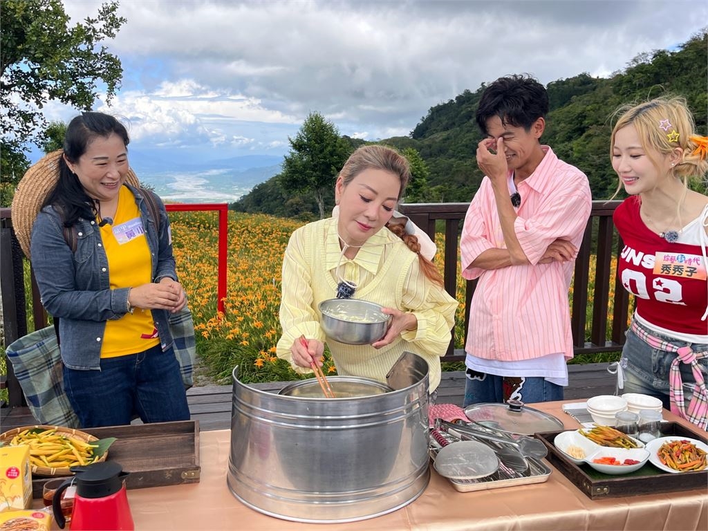 楊繡惠哭訴崎嶇陡峭溯溪讓她萌生辭職念頭！喝下花蓮「金針忘憂茶」忘記憂愁笑歪眾人