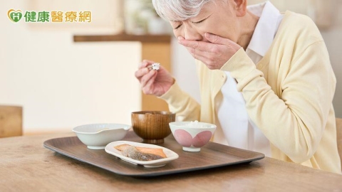 不只嗆咳！長輩吃飯變慢、喉嚨卡卡　醫示警吸入性肺炎風險