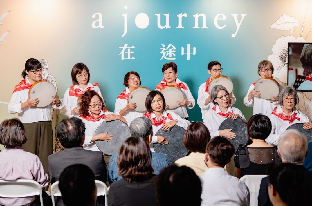 「希望手鼓樂團」以會歌《我在》揭開序幕。
