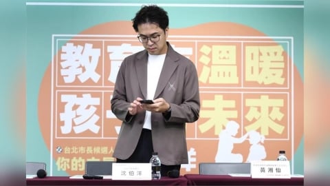 沈伯洋告別冷門手機　手持新機iPhone Duo引關注