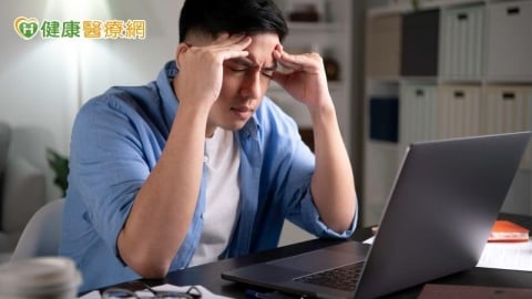 手機滑不停眼睛乾澀疲勞!醫師傳授護眼法則 這招比吃葉黃素有效
