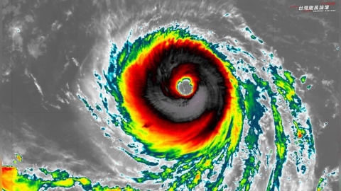 煙花颱風眼清晰「很扎實」雲系像「甜甜圈」 氣象專家揭背後1原因