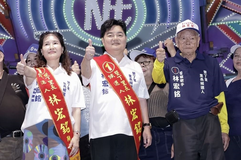 退休警「參選里長」超多大咖助陣!他當場下跪畫面曝光 連金曲歌王都來了