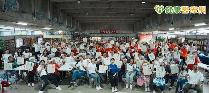 ▲台灣安進攜手弘道老人福利基金會走入宜蘭五結,結合企業志工陪伴社區長者參與健康促進活動。