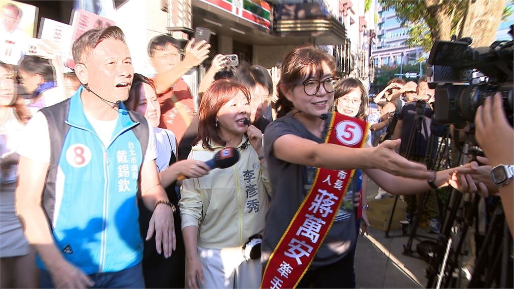 蔣市長團隊「外包攝影」肘擊女記者　妻石舫亘掃街前向媒體握手致意