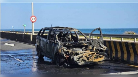 濱海公路一早連撞+火燒車！　駕駛下車察看愛車慘被燒成骨架