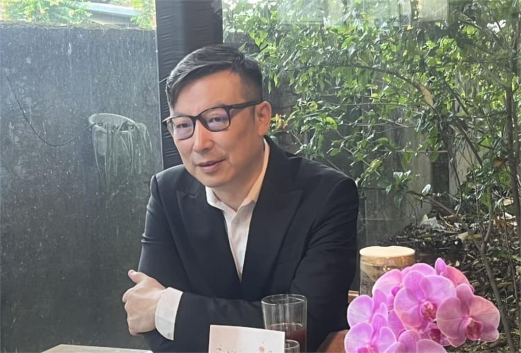 昔激吻席曼寧「手伸衣服裡」!林煒超狂尺度被扒 顏值獲封「上古許光漢」