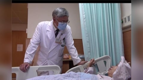 她抽菸30年突發背部劇痛   超惡「小細胞肺癌」侵骨！