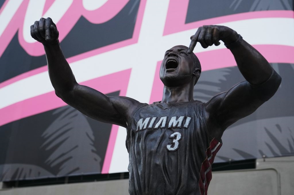 NBA(/熱火還「閃電俠」一張新臉!球場外雕像「變臉」後終能讓球迷認得了