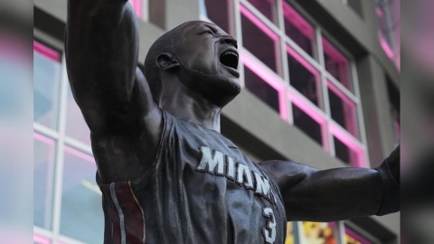 NBA(影)／熱火還「閃電俠」一張新臉！球場外雕像「變臉」後終能讓球迷認得了