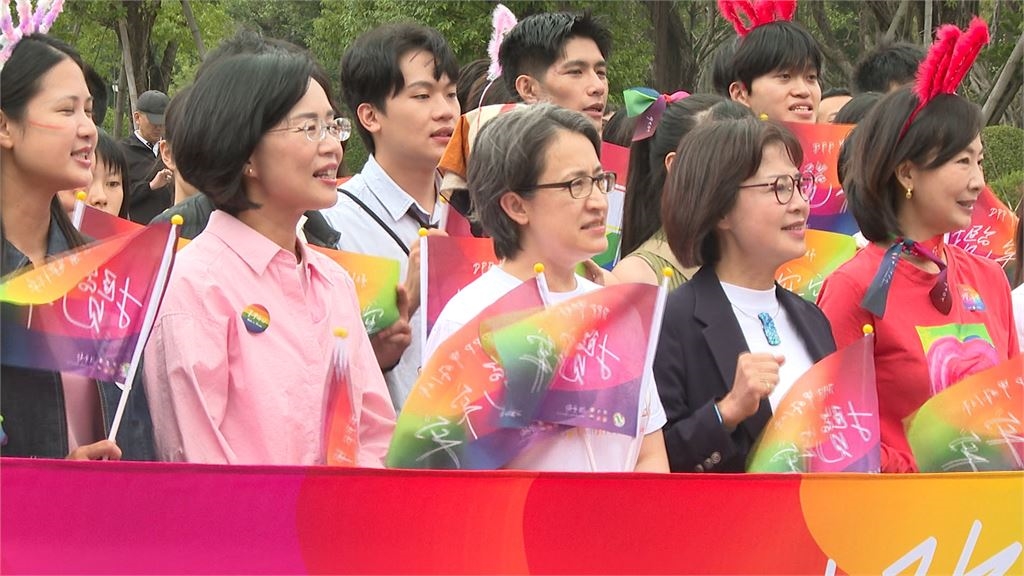 沈伯洋穿彩虹白T參加同遊　蔣萬安現身沿路遭嗆