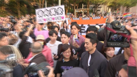 沈伯洋穿彩虹白T參加同遊 蔣萬安現身沿路遭嗆