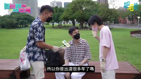 「文青」的包包,原文書?百大辣妹圖?巧遇東昊小編UG,包包都是變裝道具?重現少女時代的<HOOT>!